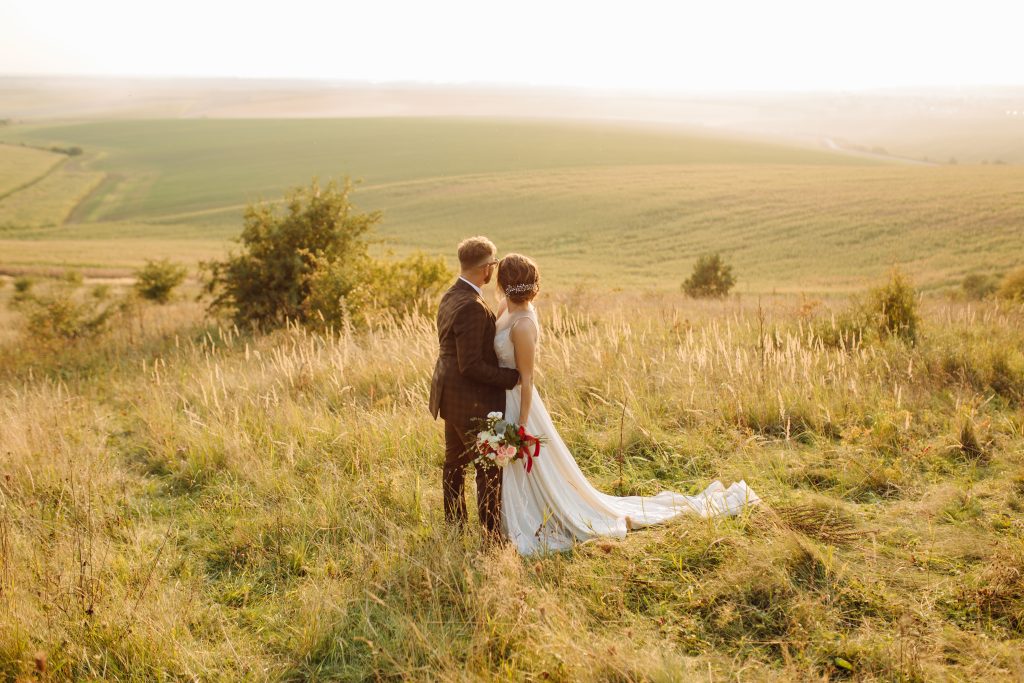 Портфолио 1 loving couple wedding newlyweds outside sunset beautiful summer day